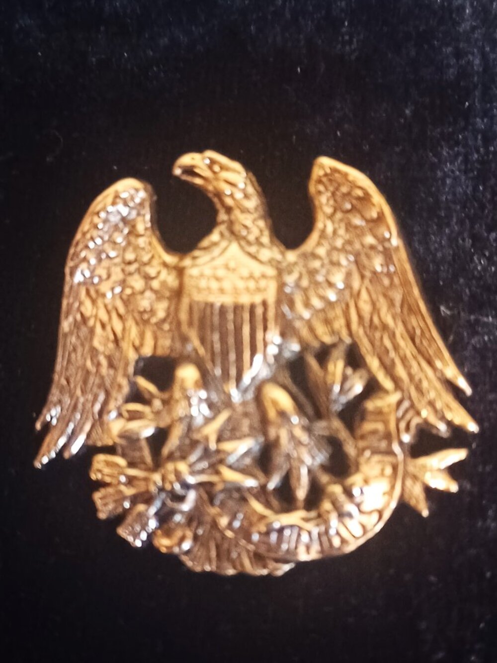 1968 Sarah Coventry Gold Tone Eagle Brooch E Pluribus Unum Emblem Jewelry